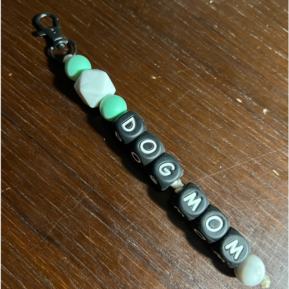 Handmade “Dog Mom” Keychain ✨
